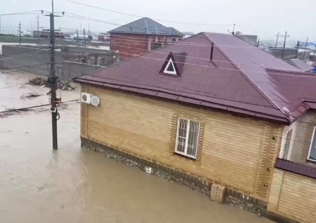 Тысячи домов подтопило из-за сильных дождей в Махачкале