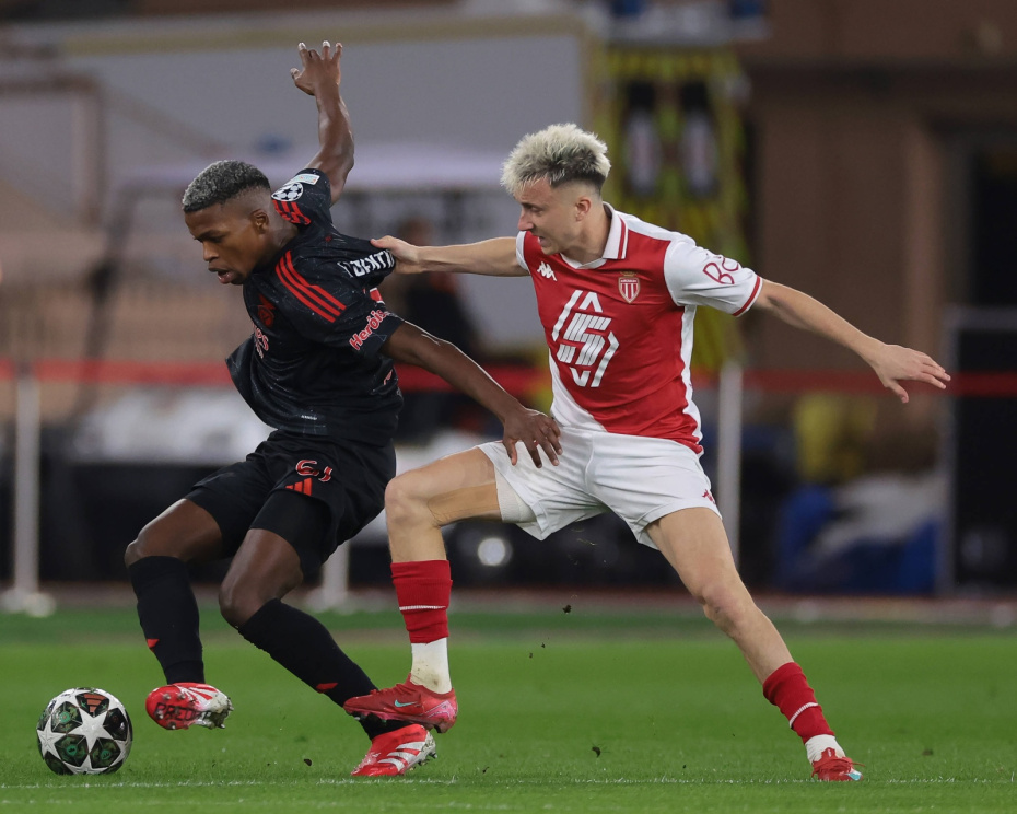 Александр Головин из «Монако» борется с Флорентину из «Бенфики» во время матча Лиги чемпионов УЕФА на стадионе «Луи II» в Монако