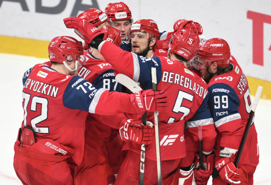 Игроки «Локомотива» радуются победе в матче плей-офф 1/8 финала Кубка Гагарина Континентальной хоккейной лиги в Ярославле