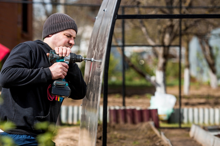 Как выровнять и поставить теплицу после зимы: 5 шагов к идеальной установке