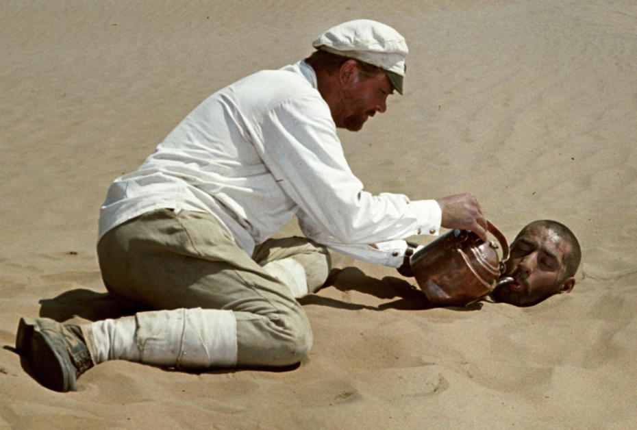 Актеры Анатолий Кузнецов (слева) в роли Сухова и Спартак Мишулин (справа) в роли Саида в фильме «Белое солнце пустыни» (режиссер — Владимир Мотыль)