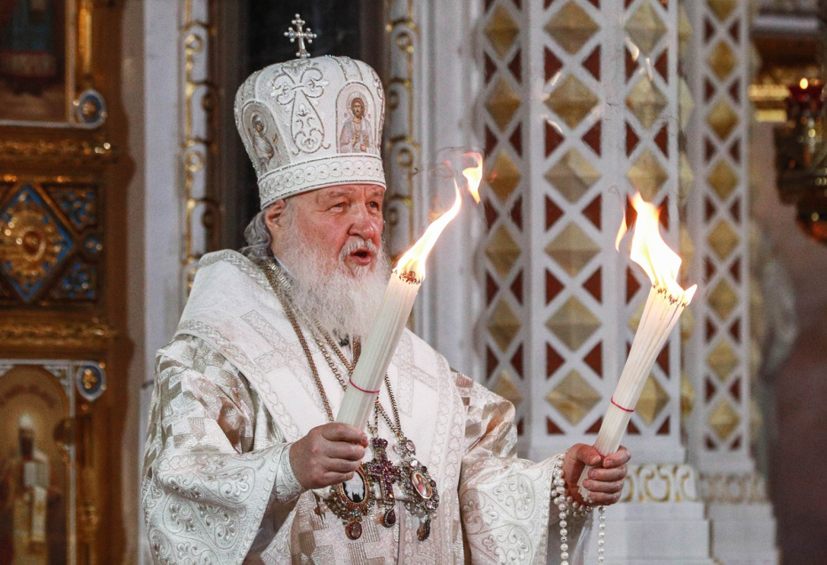 Патриарх Московский и всея Руси Кирилл во время передачи Благодатного огня во время праздничного пасхального богослужения в храме Христа Спасителя