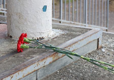 К школе в Пермском крае несут цветы после нападения на учительницу