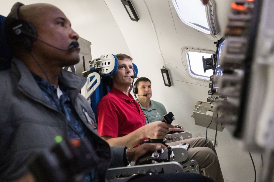 Астронавты Виктор Гловер, Рид Уайзман и Джереми Хансен тренируются во время имитации миссии «Артемида-2»