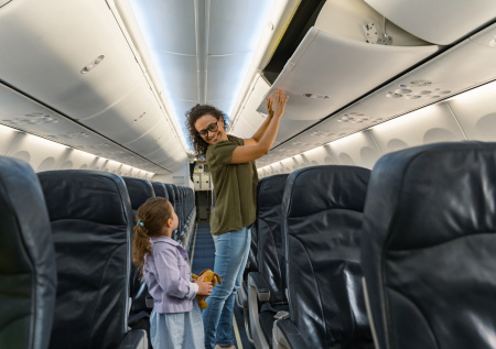 Названы самые безопасные страны для путешествия мамы с ребенком