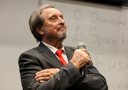 Отец Маска восхитился красотой россиян и их чувством стиля