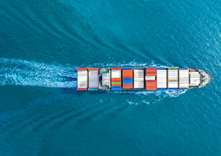 Загадочный снаряд пробил контейнеровоз к югу от иранского острова Киш