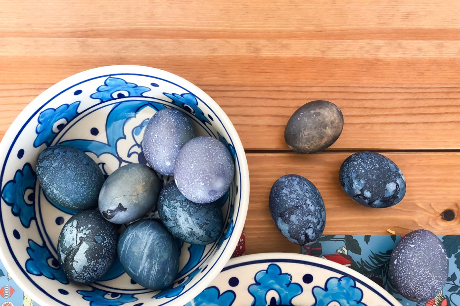 Как покрасить яйца под мрамор