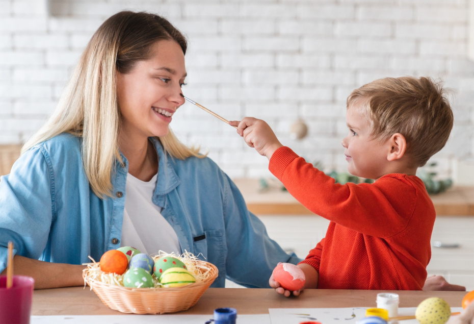 Красим яйца с детьми: безопасные красители и методы для готовки вместе
