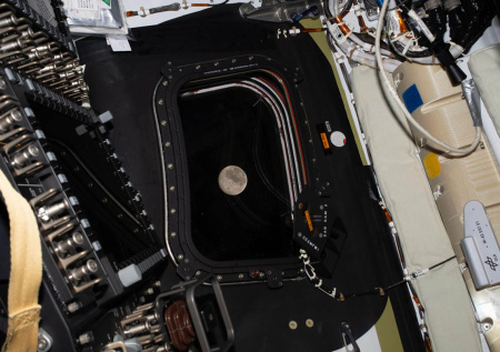 Американский Orion взял курс на Землю после облета Луны