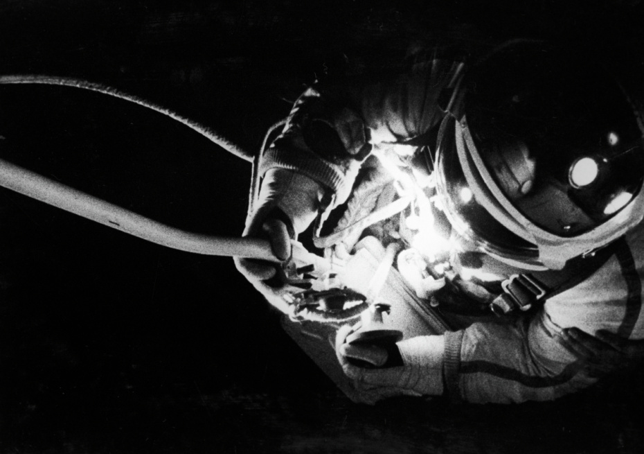 Кадр из кинофильма ‭«В скафандре над планетой». Космонавт Алексей Леонов во время выхода в открытый космос. 18 марта 1965 года