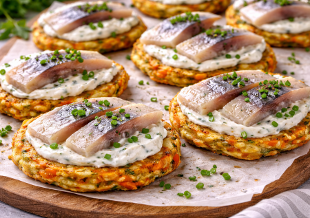 Картофельные бутерброды с сельдью станут звездой застолья. Все бюджетное, готовить просто и очень вкусно