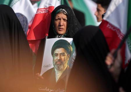 Стало известно о «бессознательном» состоянии Хаменеи