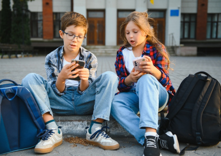 «Воспитывает телефон»: психиатр объяснил волну подростковой агрессии
