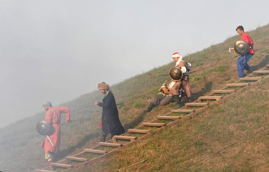 Участники военно-исторической реконструкции сражения за Азовскую крепость в Ростовской области