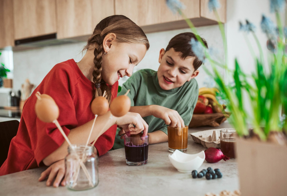 Яйца на Пасху без химии: способ с луковой шелухой, который удивит всю семью