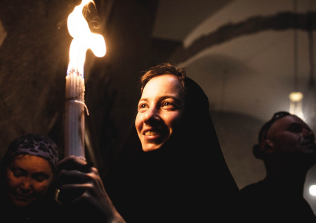 Благодатный огонь в 2026 году: когда сойдет, как доставят, где смотреть