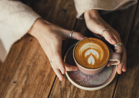 Биохимик рассказала, до какого часа прием кофе будет безопасен для сна