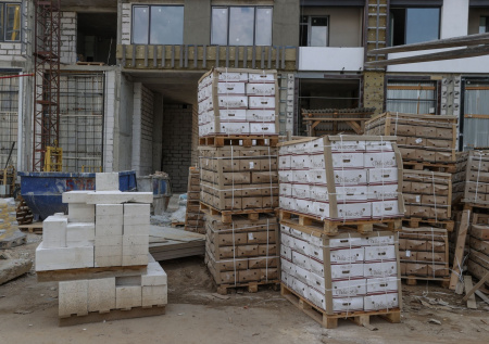 Двоих рабочих убило рухнувшими с высоты стройматериалами