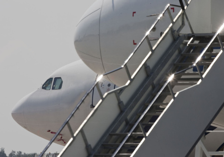 В одном аэропорту трап дважды за месяц врезался в кабины пилотов