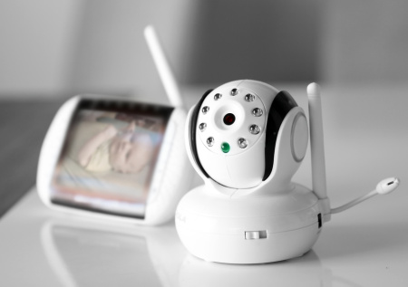 Киберэксперт предупредил об опасности видеонянь