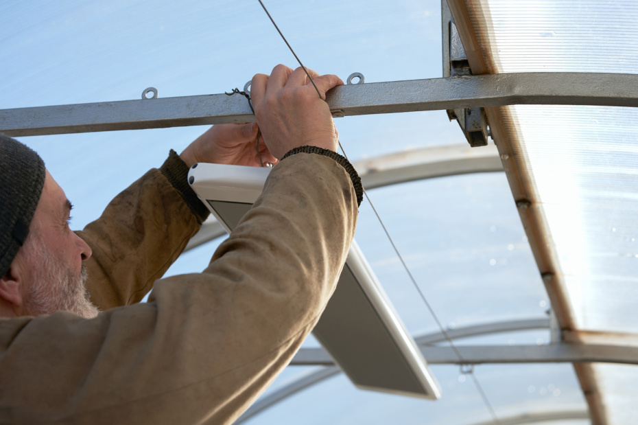 Как выровнять теплицу после зимы: регулировка каркаса и крепление к фундаменту