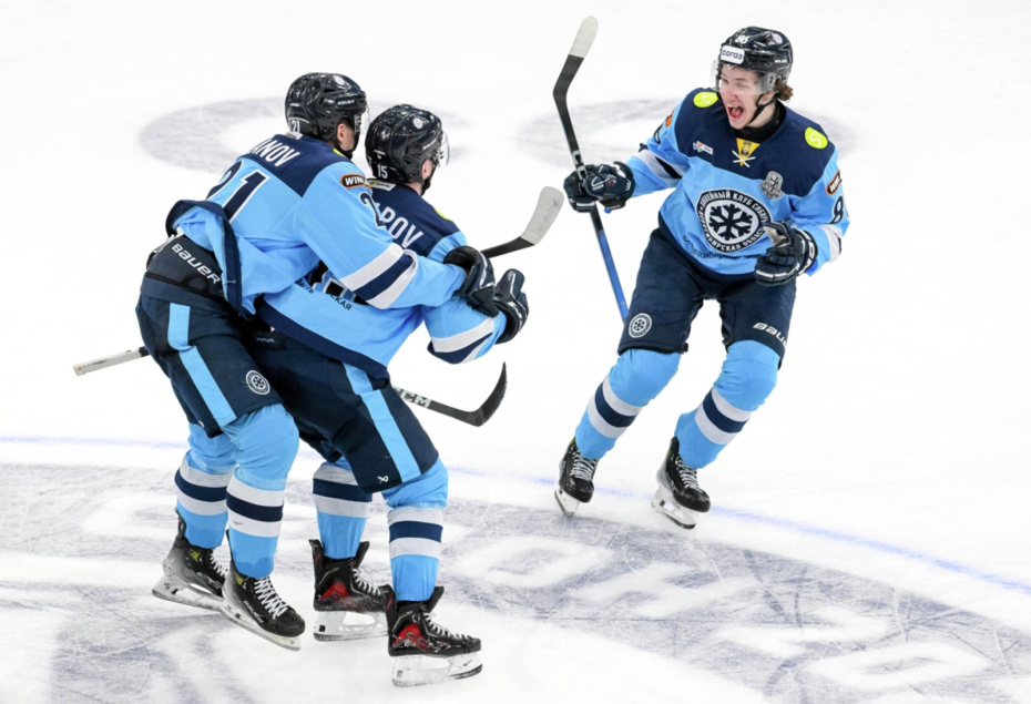 Егор Аланов («Сибирь»), автор гола Антон Косолапов («Сибирь») и Илья Люзенков («Сибирь») радуются забитой победной шайбе в овертайме матча плей-офф 1/8 финала Кубка Гагарина Континентальной хоккейной лиги в Новосибирске