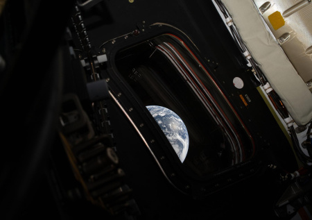 Экипаж Orion сделал фото Земли с обратной стороны Луны