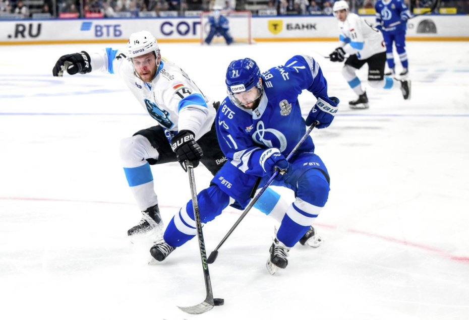 Сергей Кузнецов («Динамо» Минск) и Семен Дер-Аргучинцев («Динамо») в матче плей-офф 1/8 финала Кубка Гагарина Континентальной хоккейной лиги в Москве