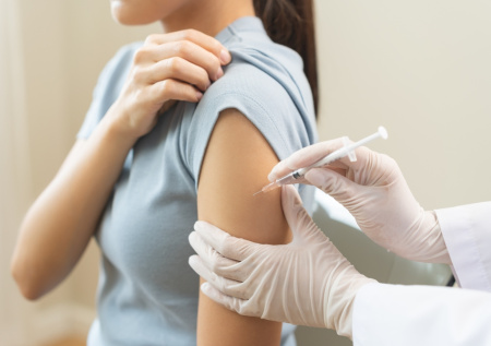 Врач раскрыл, на лечение каких видов рака направлена российская онковакцина