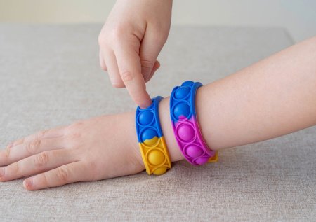 Психолог рассказала о пользе поп-ит браслетов