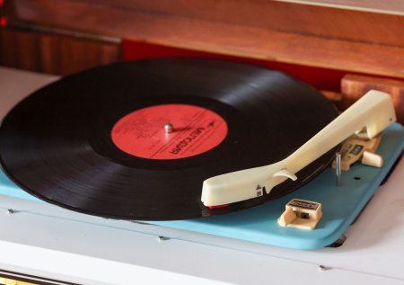 Россиянам рассказали, как компании используют виниловые пластинки