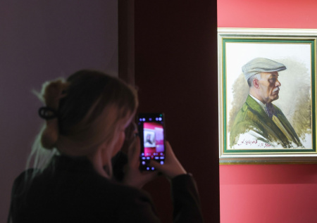 «Держал кисть до последнего дня»: фото с выставки к 90-летию Говорухина