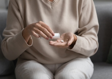 Сомнолог предупредил об опасности бесконтрольного приема мелатонина