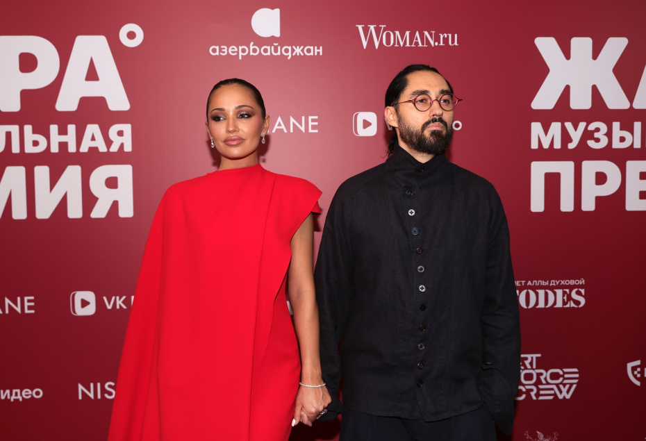 Певец Мот (Матвей Мельников) с супругой Марией во время фотосессии на Музыкальной премии «Жара Music Awards 2026»