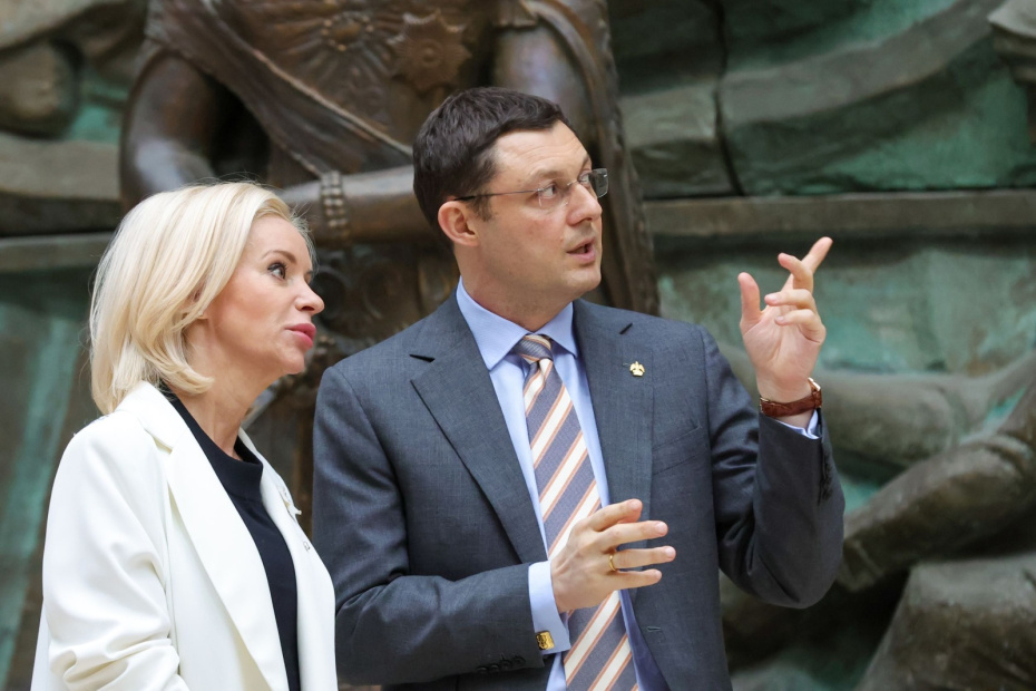 Председатель комитета Госдумы по культуре Ольга Казакова и президент Российской академии художеств Василий Церетели на открытии выставочного проекта «Художник. Человек. Гражданин» к 90-летию со дня рождения Станислава Говорухина