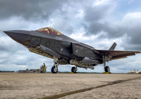 Американский самолет вылетел с базы в Британии на Ближний Восток