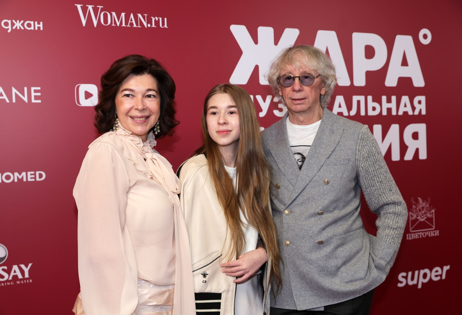 Музыкант, композитор Аркадий Укупник с супругой Натальей (слева) и дочерью Софьей во время фотосессии на Музыкальной премии «Жара Music Awards 2026»