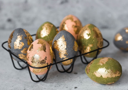 Три необычных метода окрашивания яиц: поталью, вином и чаем