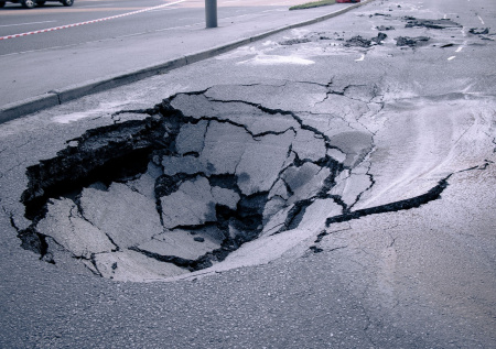 Житель Иркутской области пожаловался на местную дорогу с ямами