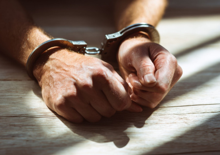 Суд арестовал выкинувшего проводницу из поезда пассажира