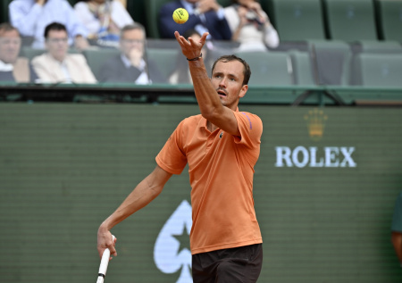 Теннисист Медведев потерпел самое сокрушительное поражение в карьере