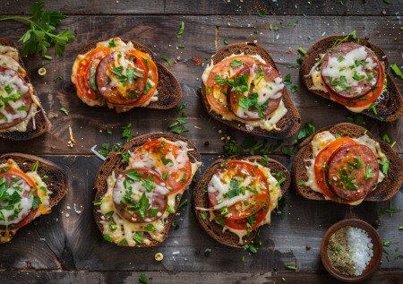 Бутеры «на поболтать» — это вообще легально?: сочная закуска с хреном, от которой не оторваться