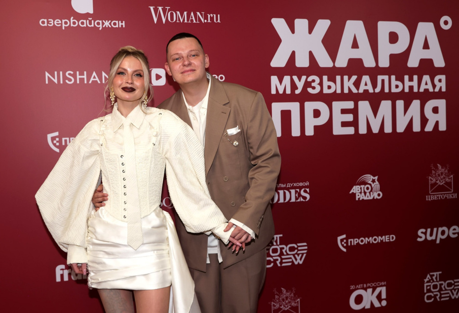 Участники дуэта «5Утра» Анна и Никита Беляковы во время фотосессии на Музыкальной премии «Жара Music Awards 2026»