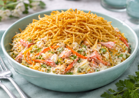 Крабовых салатов много, но с картофельной соломкой — просто шикарный: хрустящий и сочный одновременно