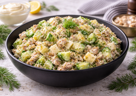 Салат советских времён: его часто забывают, а он вкусный и простой — с консервой в масле за пару минут