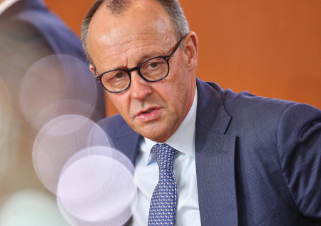 В Берлине пенсионера задержали за акцию протеста против Мерца