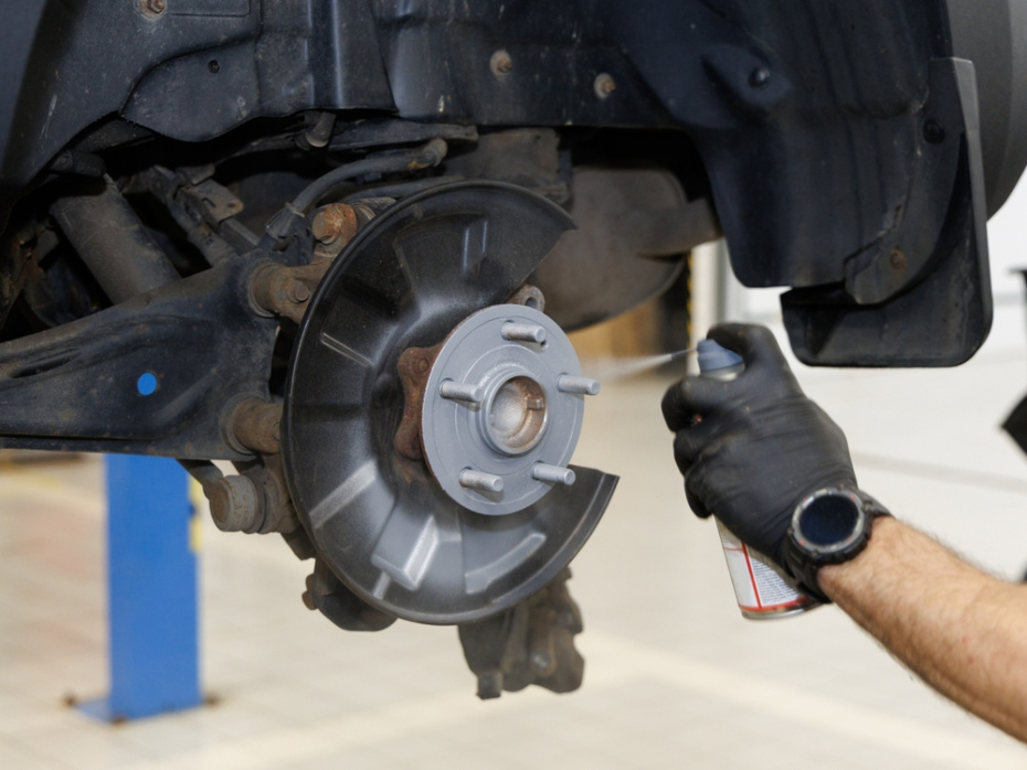 Почему тормоза страдают зимой: реагенты, перепады температур, закисание