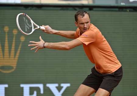 «Провел ночь в казино»: тренер объяснил унизительный проигрыш Медведева