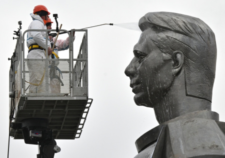 В Москве промоют памятник Юрию Гагарину